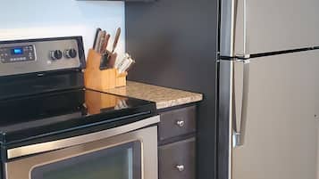Frigorifero, microonde, forno, piano cottura