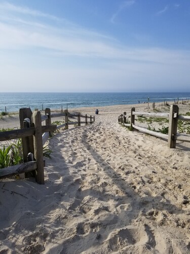 BOOKING SUMMER 2026 Oceanside 4 bd/3 ba; 6th to beach
Spring also avail