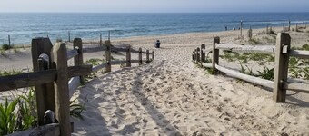 BOOKING SUMMER 2026 Oceanside 4 bd/3 ba; 6th to beach
Spring also avail