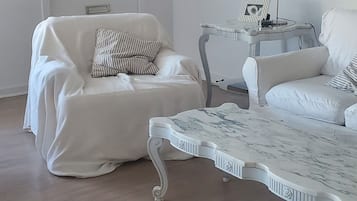 Smart-TV, peis og bøker