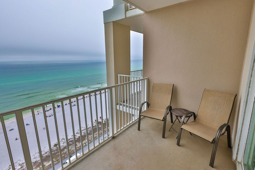 Un balcon avec vue sur la plage et l’océan.