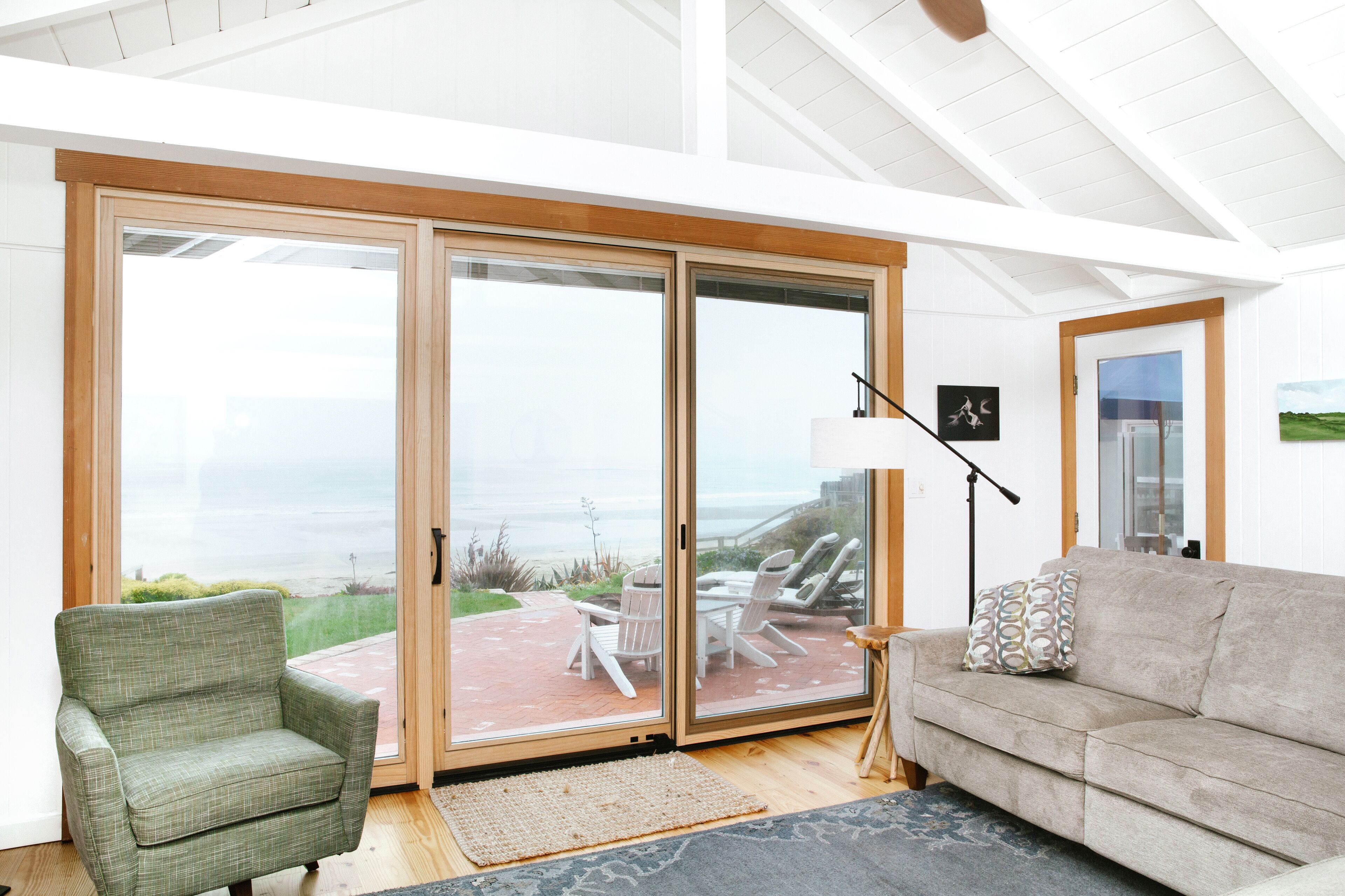 Smart TV, fireplace, music library, stereo