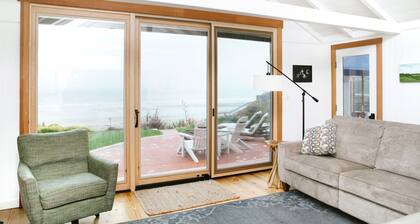 Ocean Front Cottage!! Beauty on the outside, Charm on the inside!