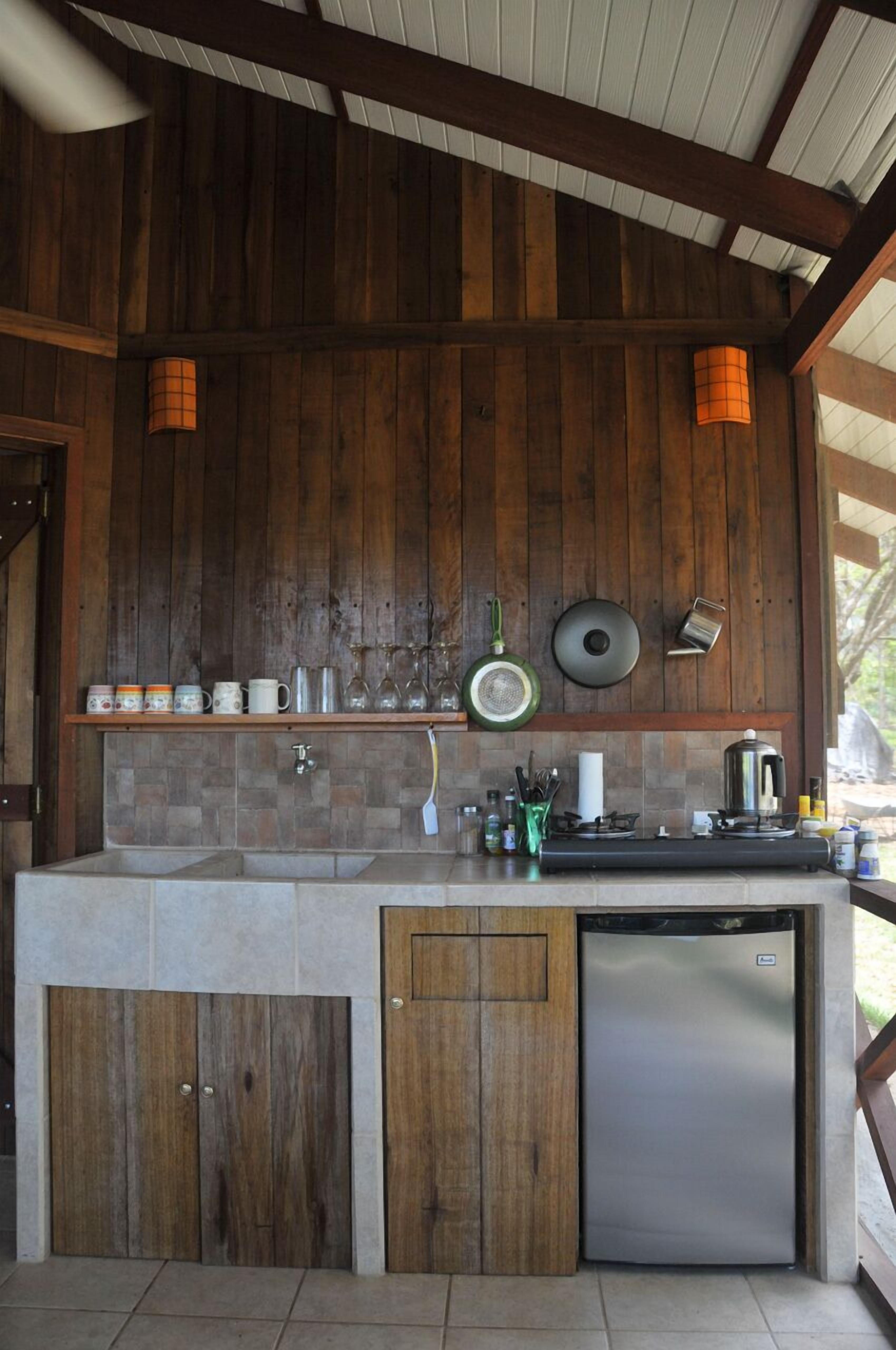 Réfrigérateur, micro-ondes, plaque de cuisson, cafetière/bouilloire