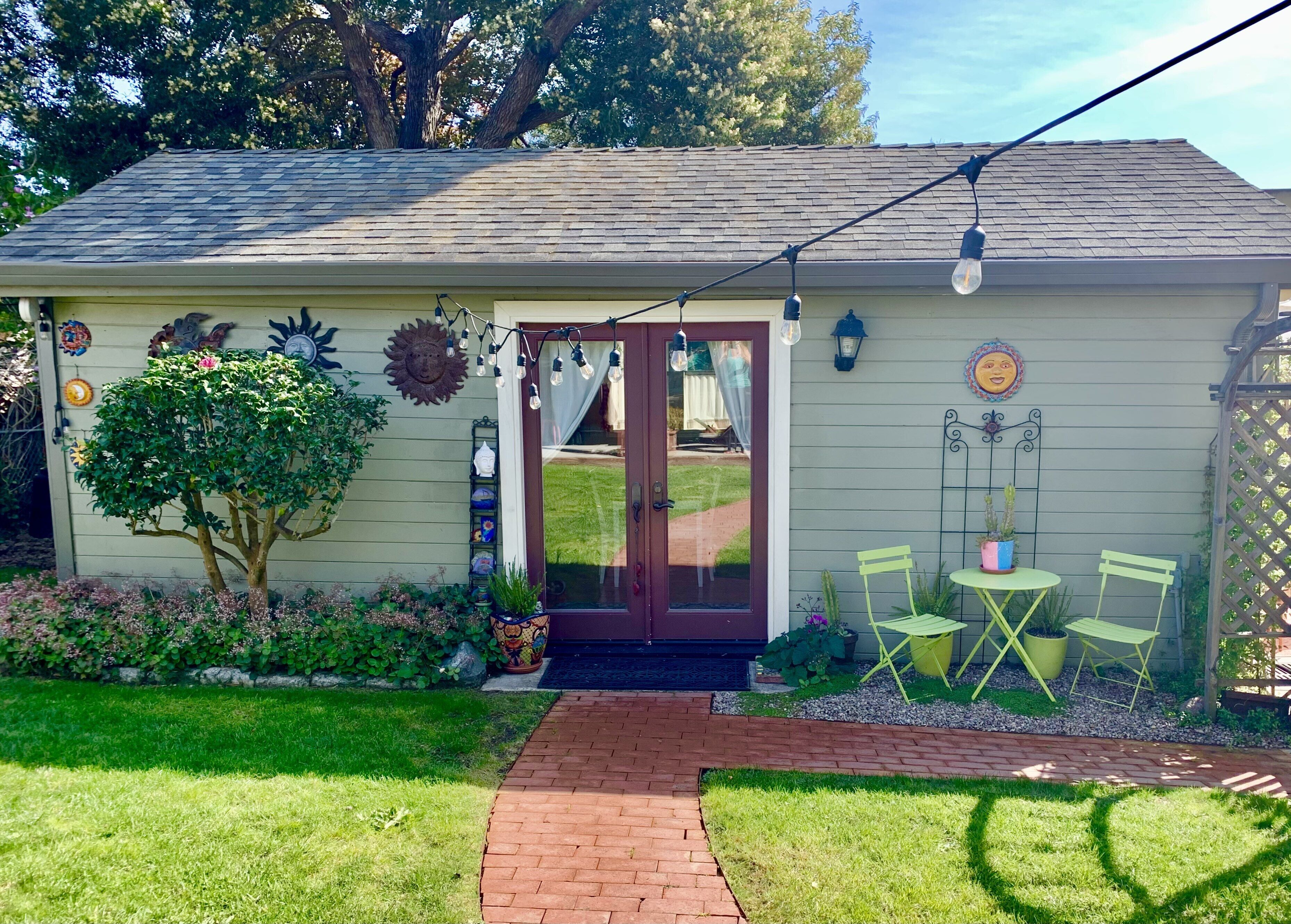 Pretty studio cottage in quiet neighborhood just blocks to Solano shops, BART.