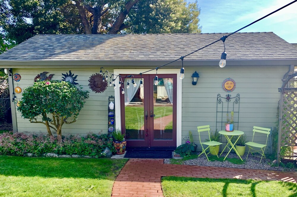 Pretty studio cottage in quiet neighborhood just blocks to Solano shops, BART.