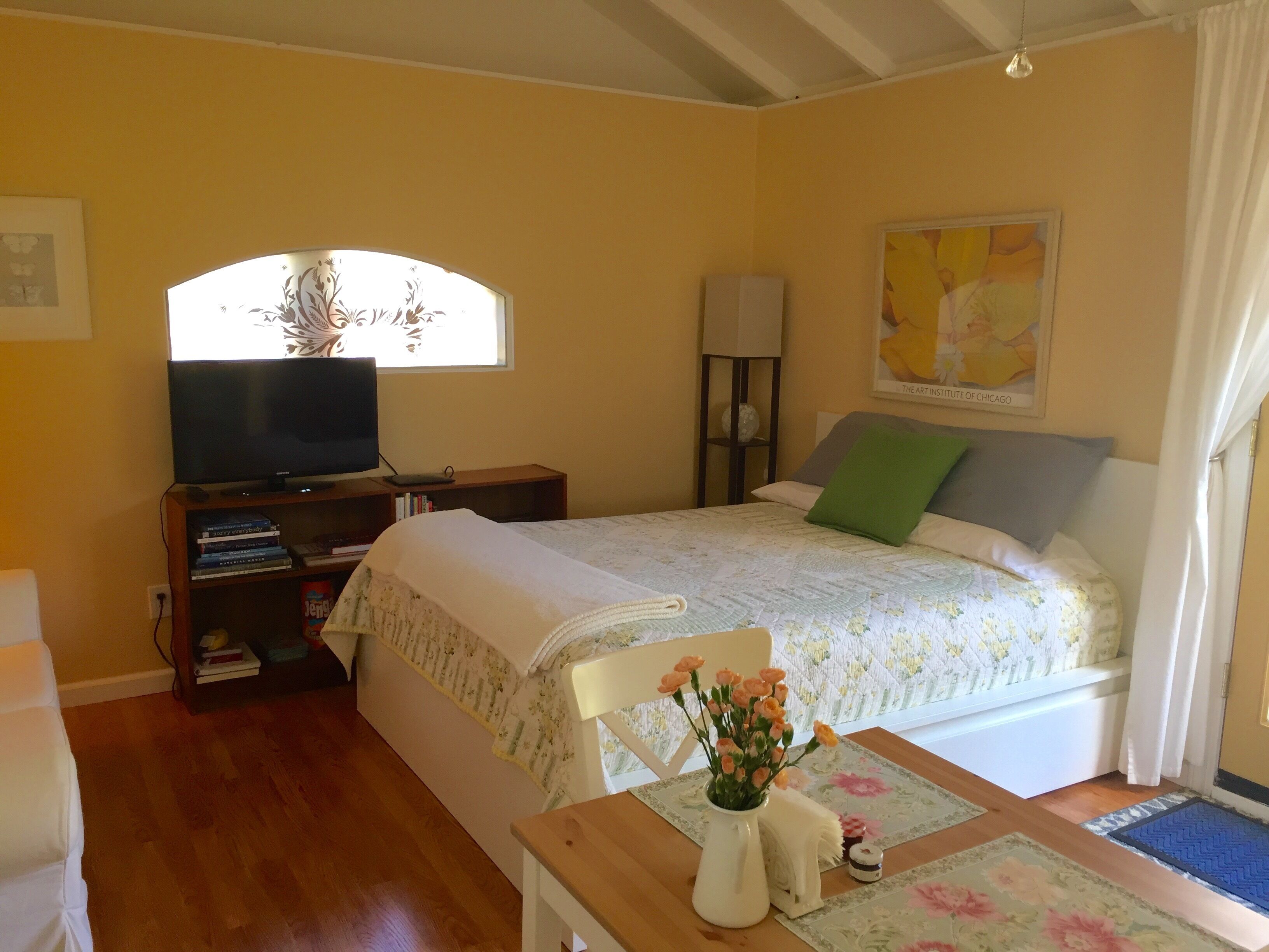 Pretty studio cottage in quiet neighborhood just blocks to Solano shops, BART.