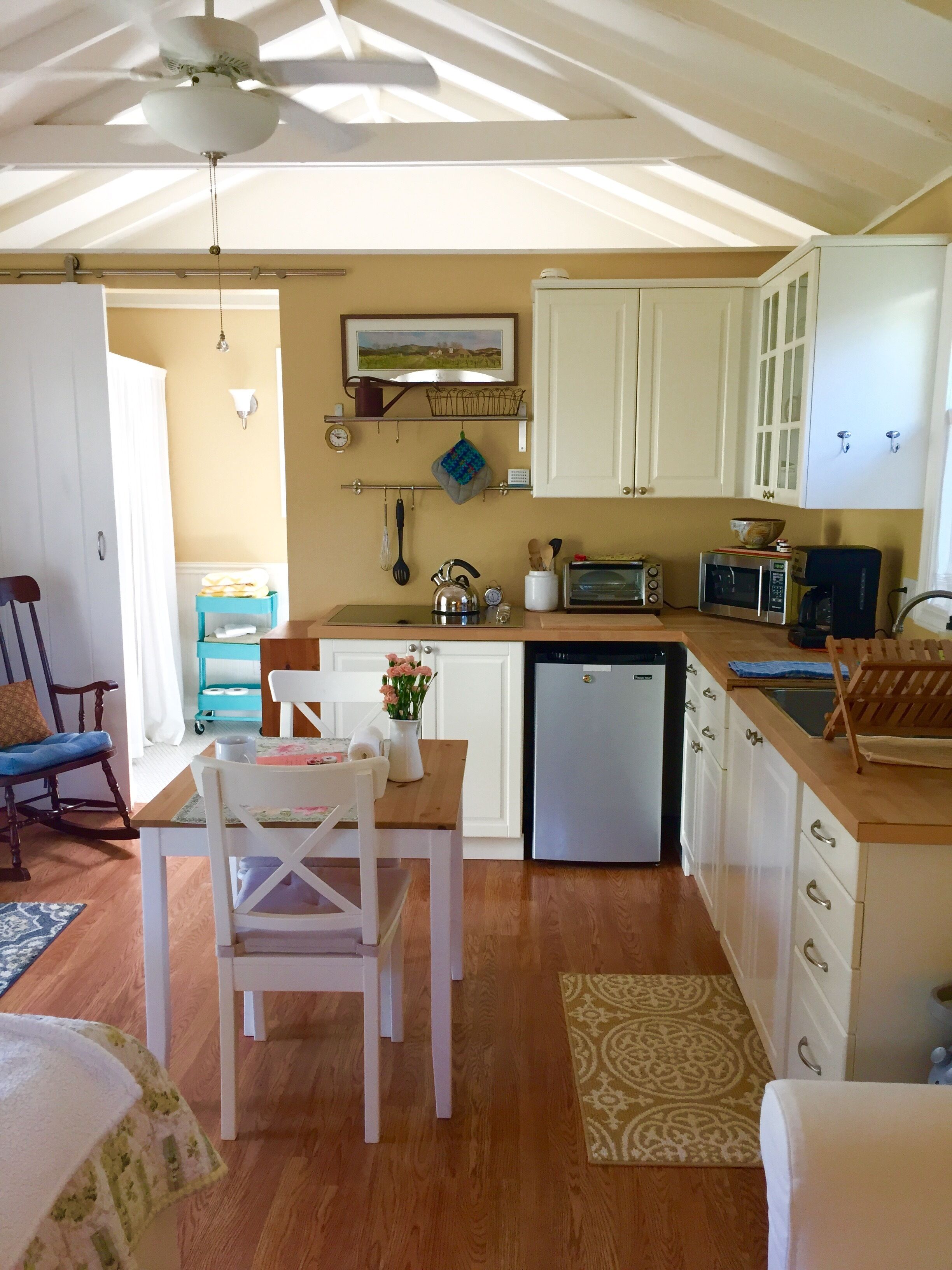 Pretty studio cottage in quiet neighborhood just blocks to Solano shops, BART.