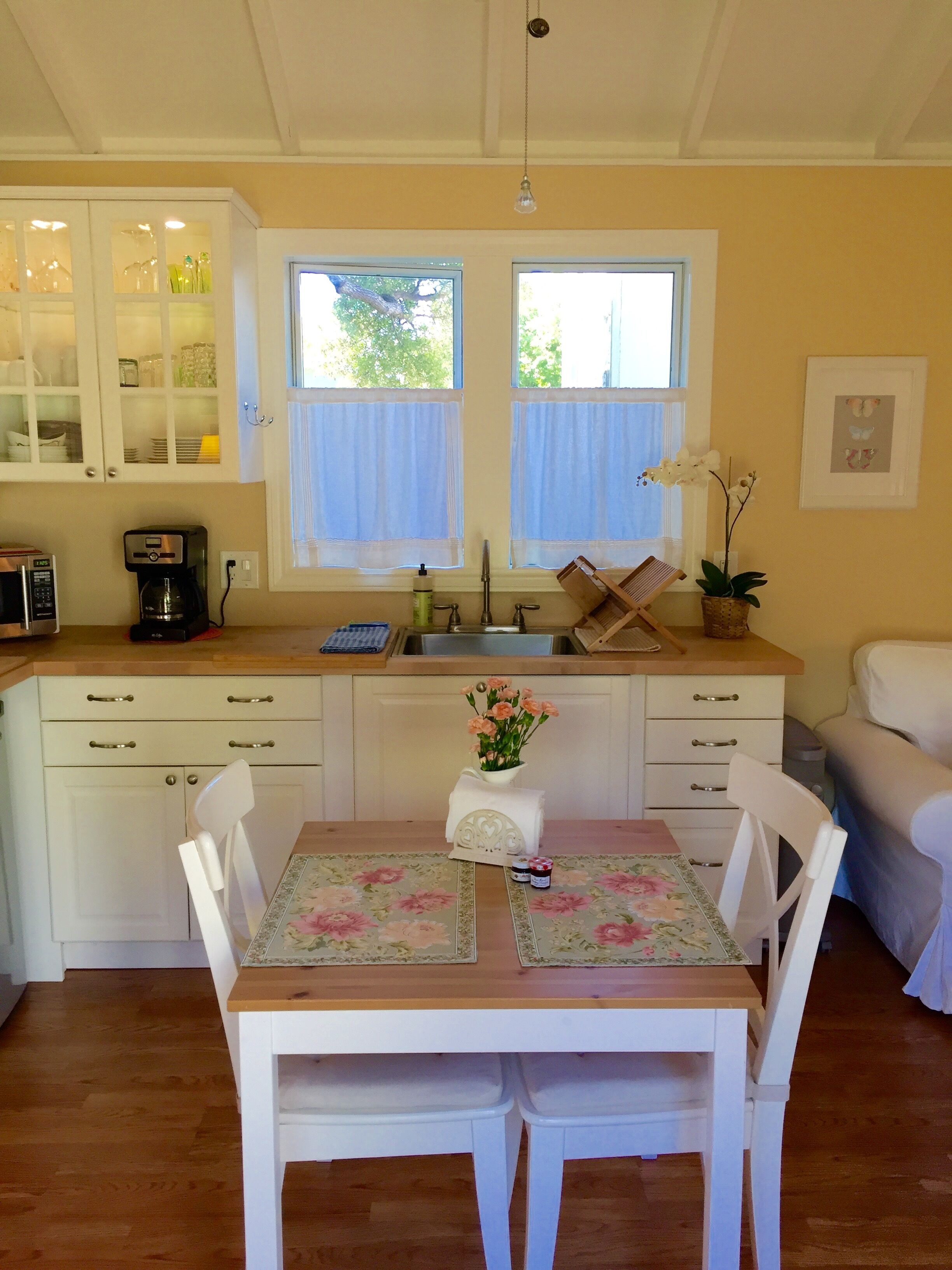 Pretty studio cottage in quiet neighborhood just blocks to Solano shops, BART.