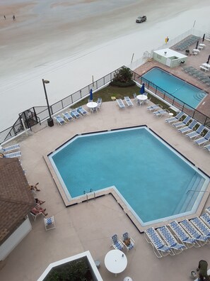 Een buitenzwembad, een verwarmd zwembad