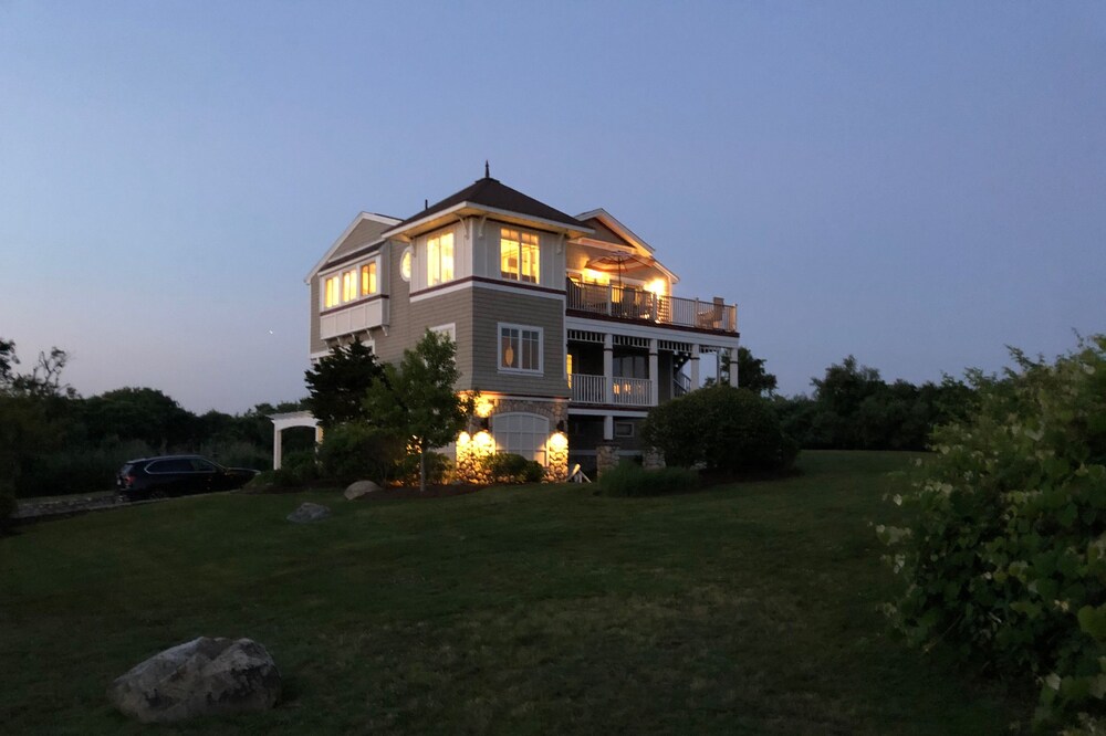Private beach retreat on 1+ acre and views of ocean!