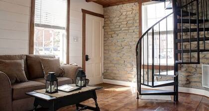 1790 renovierten Scheune, St. Historic Main Street Charles, mit 8 Person Hot Tub!