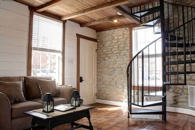 1790's Renovated Barn, Main Street St. Charles, Hot Tub in private backyard! 