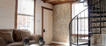 1790's Renovated Barn, Main Street St. Charles, Hot Tub in private backyard!