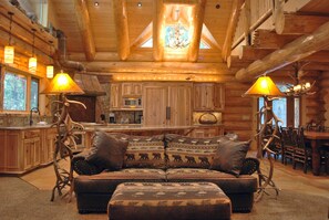 Een televisie, een open haard en een dvd-speler