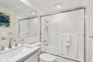 Dusche, Haartrockner, Handtücher