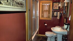Ensemble douche/baignoire, serviettes fournies, papier toilette