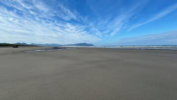 Chaises longues, serviettes de plage