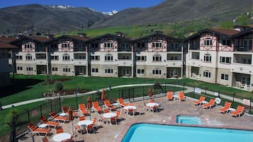 Alberca techada y alberca climatizada