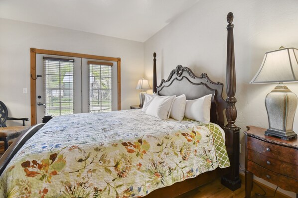 2 bedrooms, iron/ironing board, Internet, bed sheets