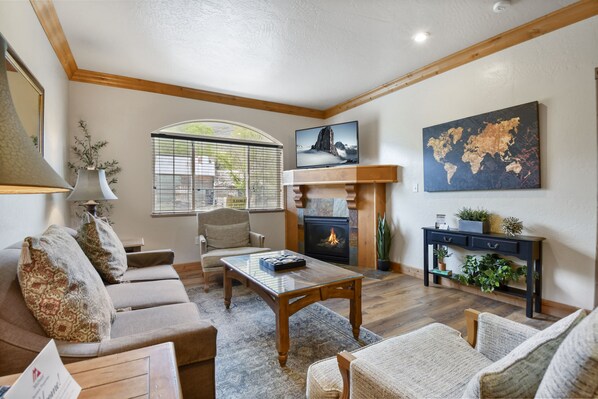 Televisión y chimenea 