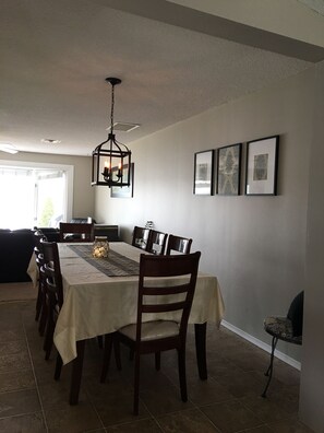 Dining - Stunning Waterfront! Easy access stairs to water, wifi. Central AC , 2 bathrooms (Kawartha Lakes)