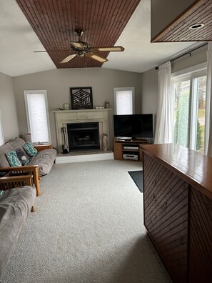 Smart-TV, Kamin, DVD-Player, Videothek