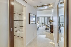 熨斗/熨衣板、旅行婴儿床、上网接入、床单