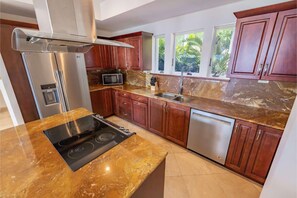 Fridge, microwave, stovetop, dishwasher