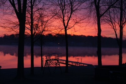 Disfruta de increíbles vistas, puestas de sol y conversaciones junto al fuego en nuestro enorme césped plano