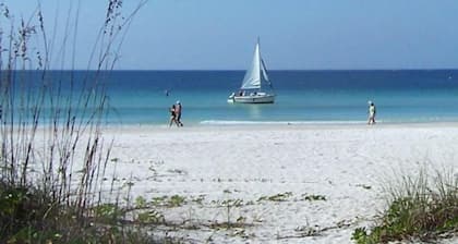 Anna Maria Island: Rare Historic Cottage Beachfront (Duplex) - perfecto para 2-4