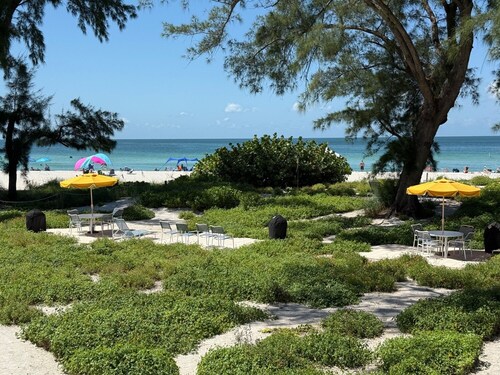 Vintage Island Cottage on the Beach- Sunset Views - Bamboo Apts. C1