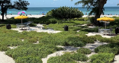 Vintage Island Cottage on the Beach- Sunset Views - Bamboo Apts. C1