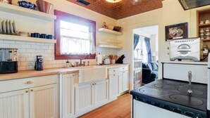Private kitchen - The Valley Wine Cottage -- Walk to tasting rooms and cute downtown Newberg (Newberg)