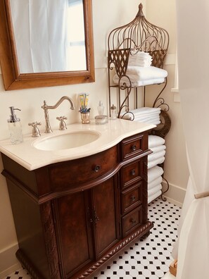 Tina con regadera, secadora de cabello, batas, pantuflas 