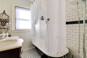 Combined shower/bathtub, hair dryer, bathrobes, slippers - The Valley Wine Cottage -- Walk to tasting rooms and cute downtown Newberg (Newberg)