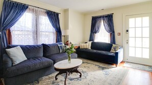 Living area - The Valley Wine Cottage -- Walk to tasting rooms and cute downtown Newberg (Newberg)
