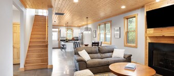 LIKE-NEW home en lindo vecindario a solo 4 millas del centro de Asheville