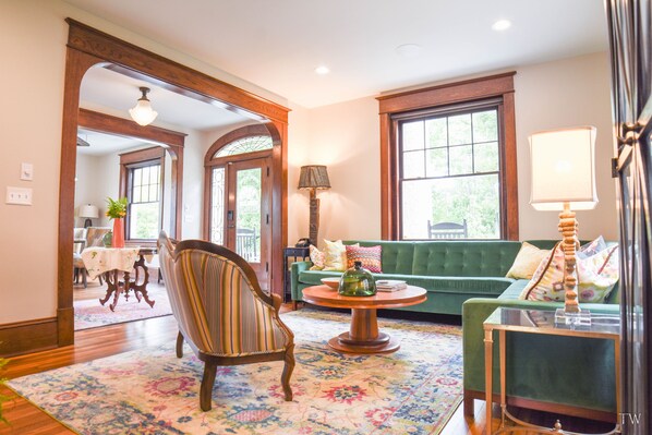 Smart TV, books, stereo