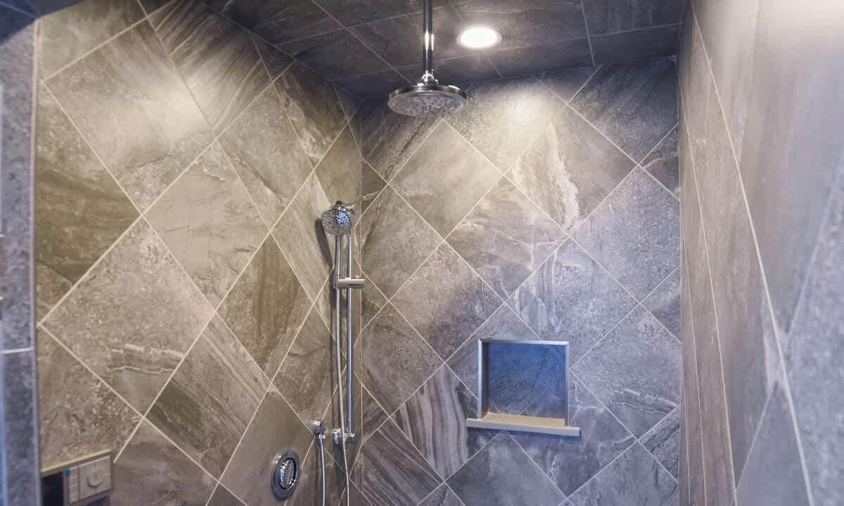 Baignoire, sèche-cheveux, serviettes fournies, savon