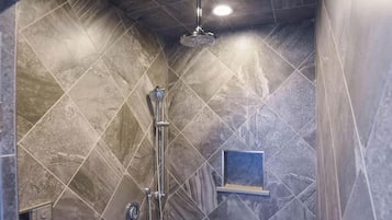 Baignoire, sèche-cheveux, serviettes fournies, savon