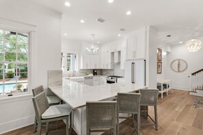 Fridge, microwave, oven, stovetop - PRIVATE BEACH ACCESS-Stunning Remodel-Private Pool-4 Bikes (Panama City Beach)