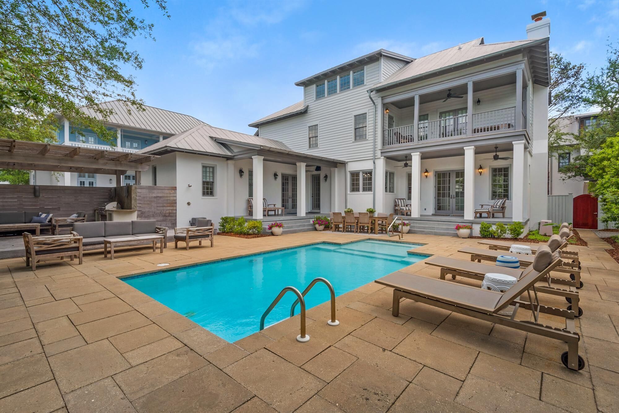 Stunning Remodel-Private Beach/Pool Access-Resort Style Oasis--4 Bikes