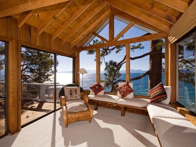 Peaceful Lakefront Home with Gorgeous Lakeviews and Hottub