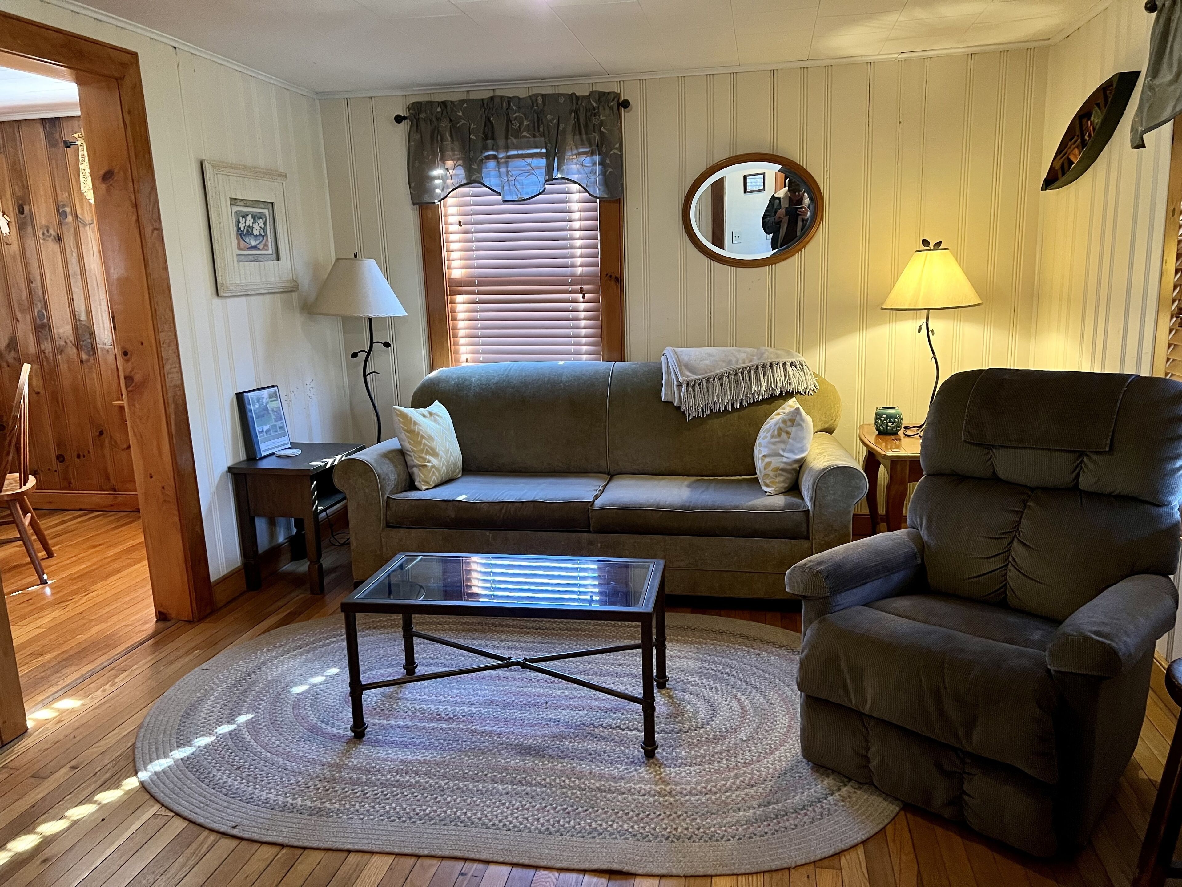 Cozy quaint Cabin nestled by creek and Pond, Great Location to Boone & BR