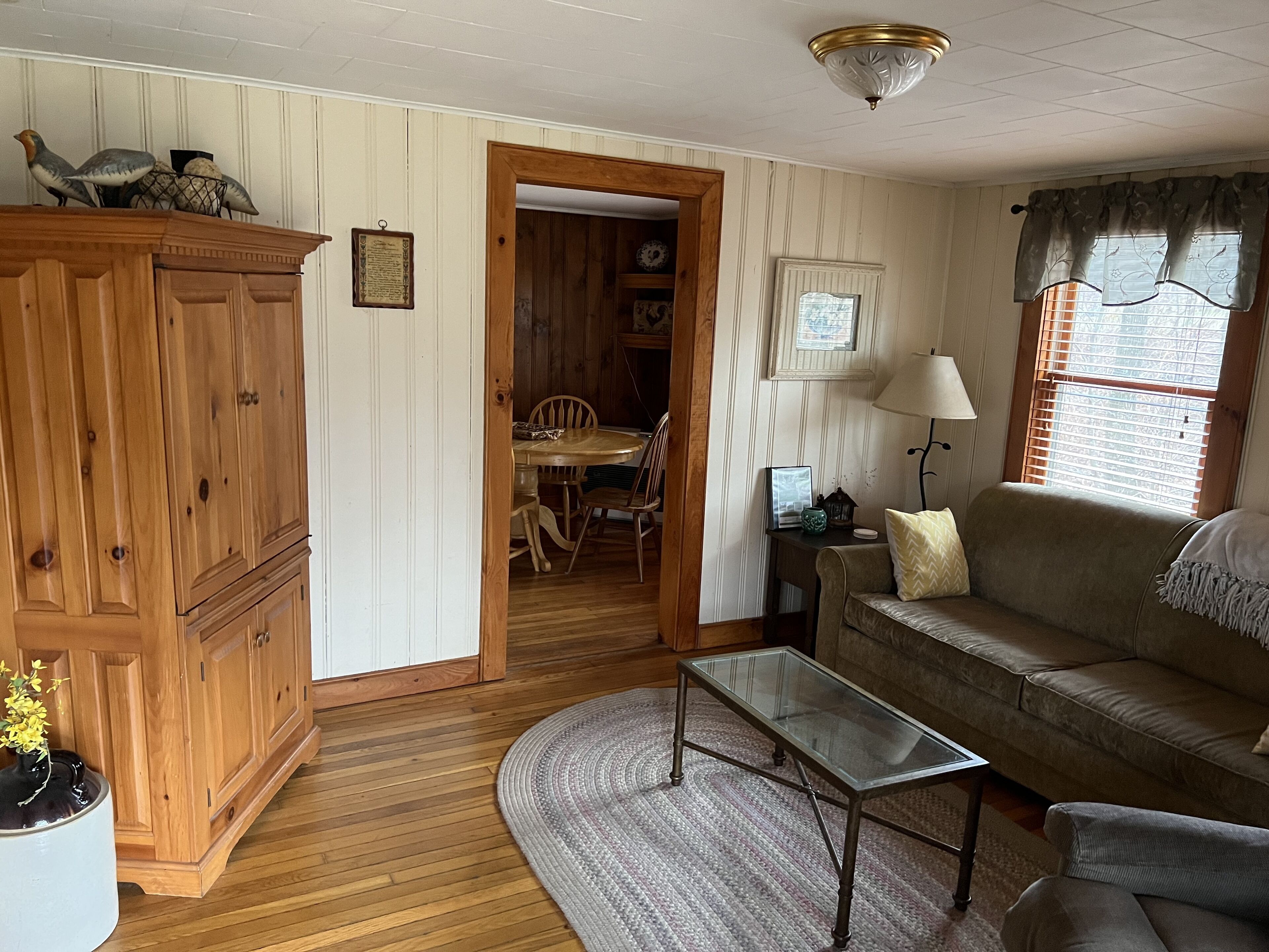 Cozy quaint Cabin nestled by creek and Pond, Great Location to Boone & BR