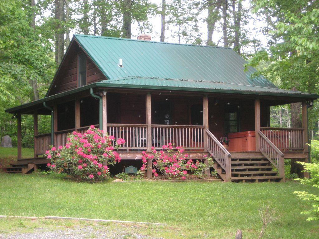 Cozy quaint Cabin nestled by creek and Pond, Great Location to Boone & BR