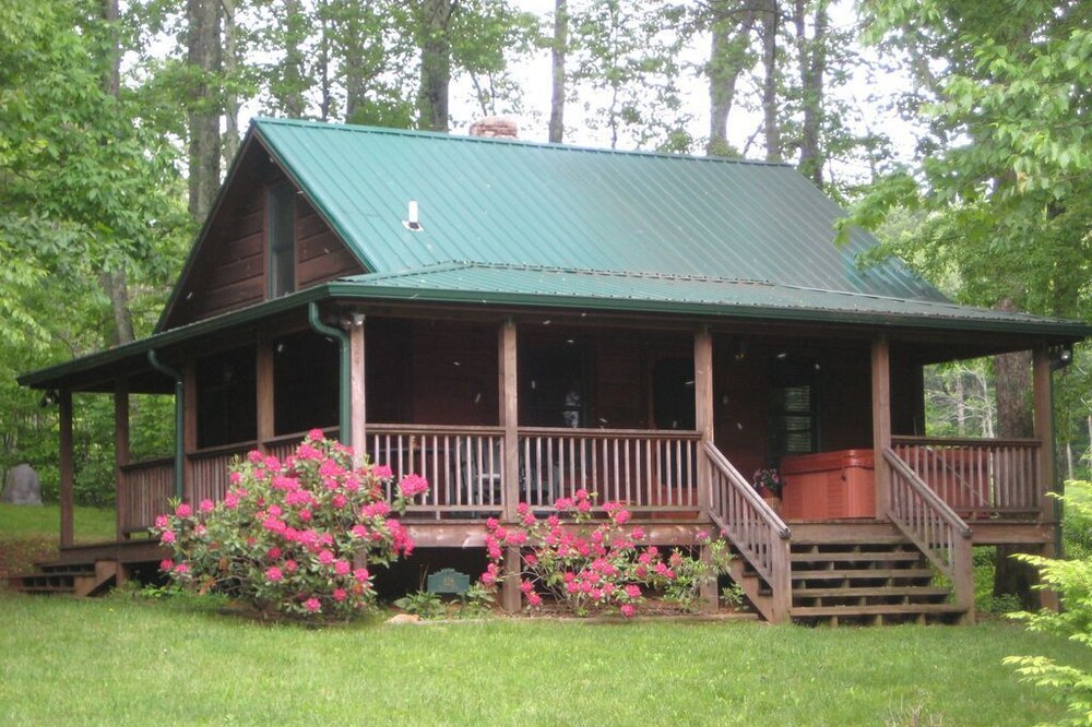 Cozy quaint Cabin nestled by creek and Pond, Great Location to Boone & BR
