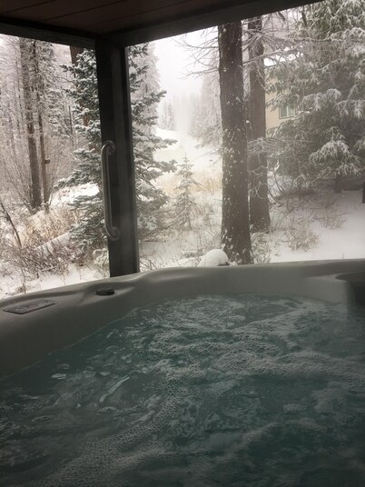 Whitefish Mountain Resort, Ski In Ski Out Condo, 3 Bed 2 Bath, Private Hot Tub!