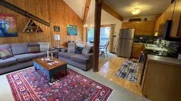 Smart-TV, Kamin, DVD-Player, Bücher